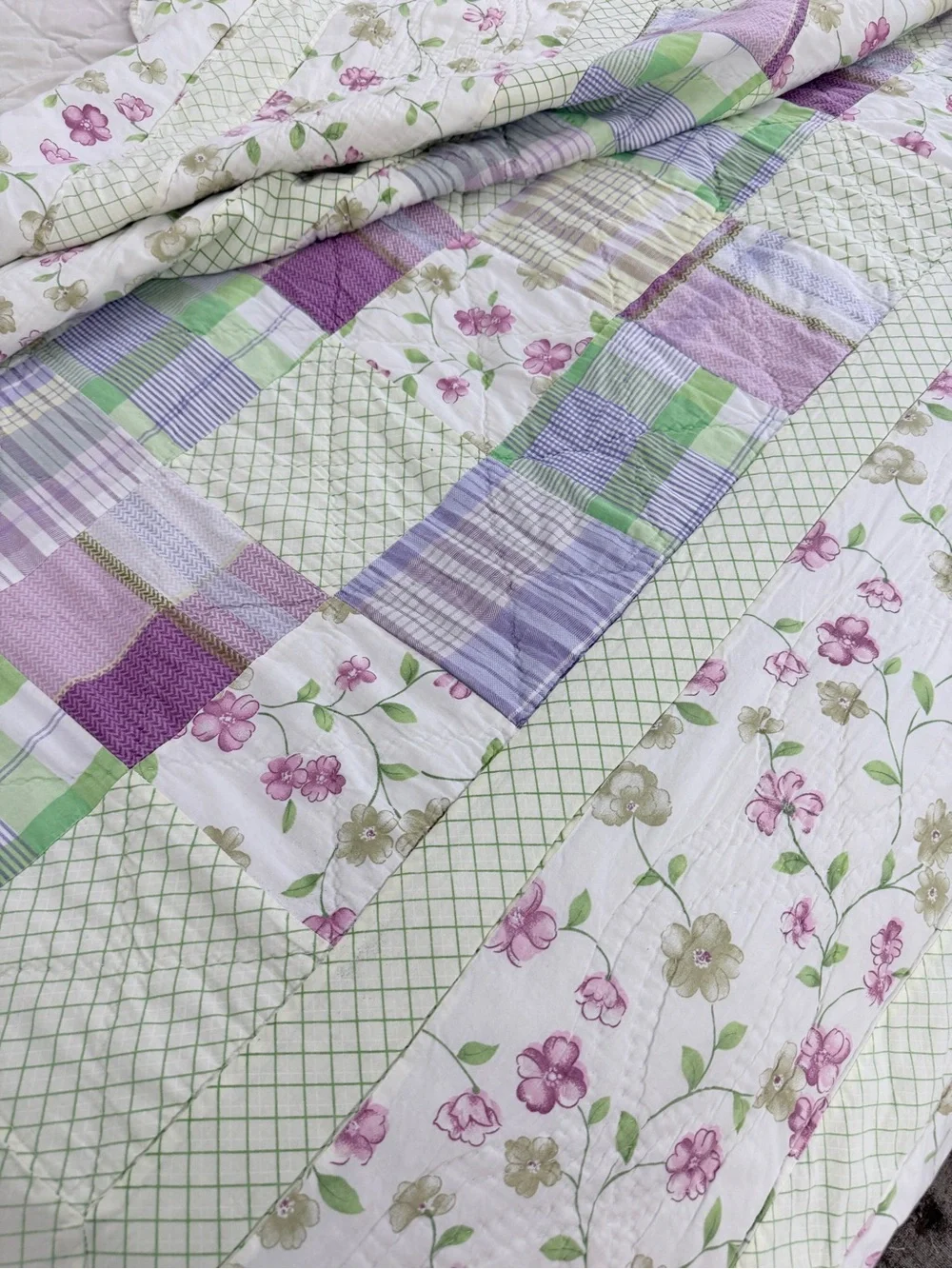 Patchwork Scallop Edge Quilt Purple Green Queen Lightweight